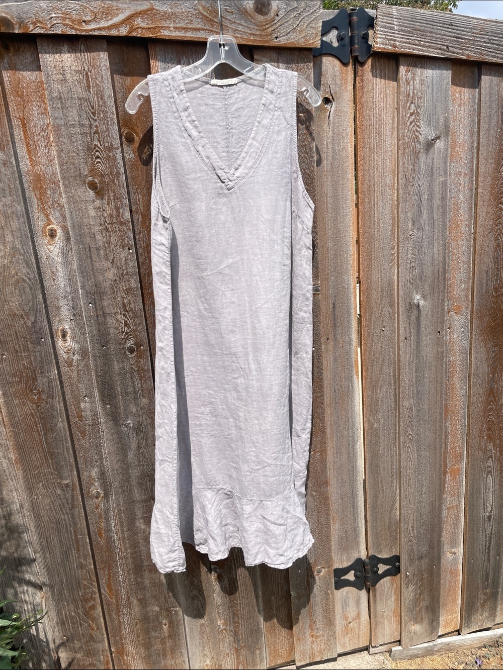 Francesca Bettini Sleeveless V-Neck Linen Dress in Light Gray - Picture 3 of 9
